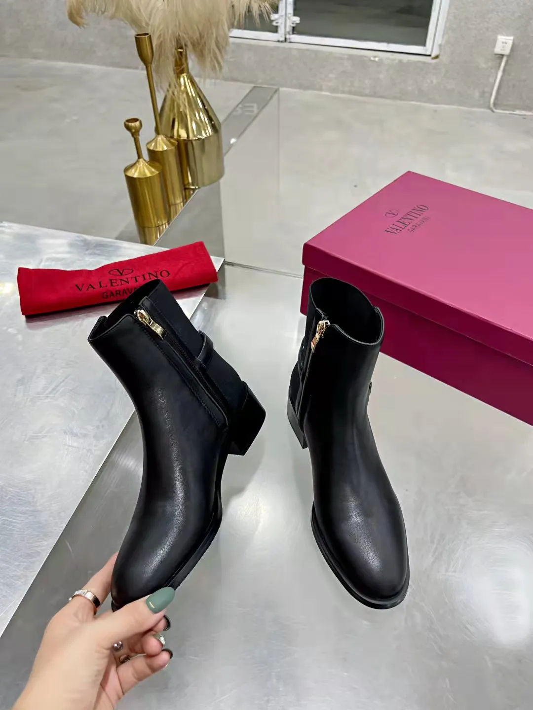 👟👟Ex-factory price 500👟👟 🆕Valentino. Valentino big v-buckle autumn and winter fashion women's boots: comfortable and versatile on the upper feet, showing long legs, fabric: imported first-layer cowhide ⚡The most popular V-buckle ⚡all genuine leather on the inner pads, non-slip and wear-resistant rubber outsole Size: 35−40 (customized size 41)